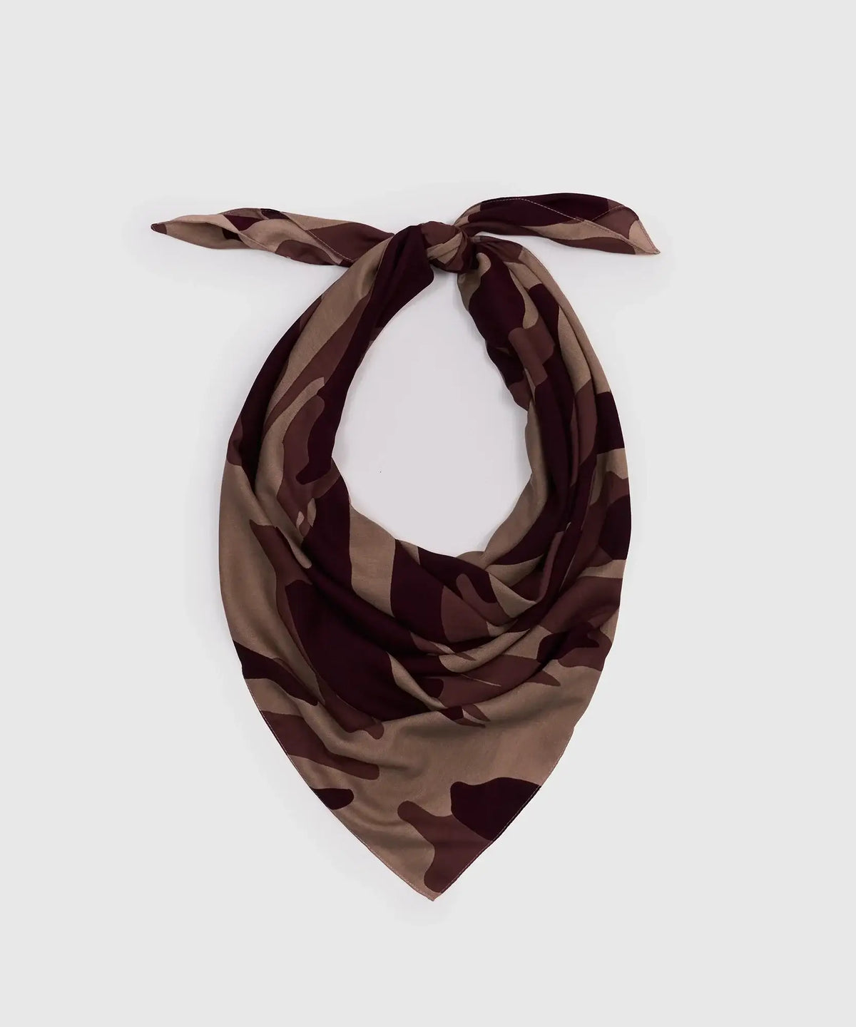 Pañuelo Cuadrado Manchas de Lounge con diseño de manchas, ideal para complementar cualquier look.
