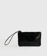 Billetera Tipo Estuche negra de Lounge con cierre metálico y strap corto, elegante y práctica.