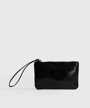 Billetera Tipo Estuche negra de Lounge con cierre metálico y strap corto, elegante y práctica.