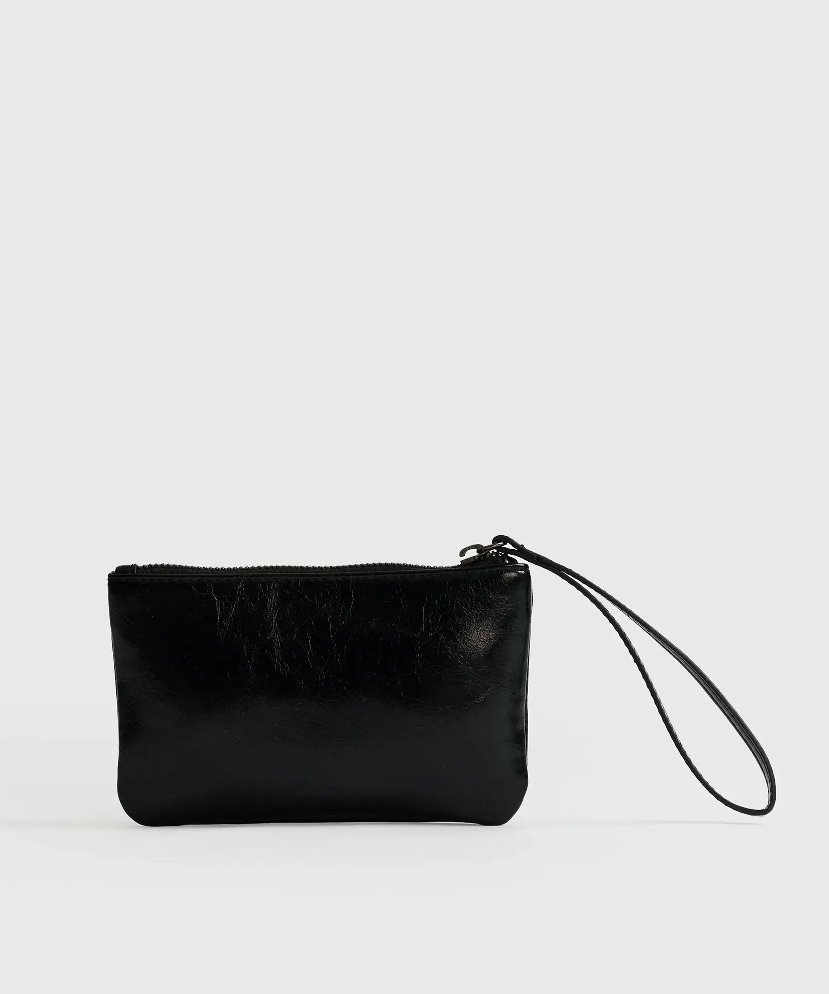 Billetera Tipo Estuche Lounge en color negro con cierre metálico y strap para mayor comodidad y elegancia.