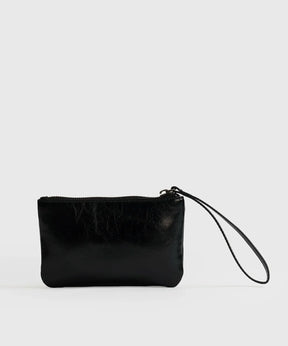 Billetera Tipo Estuche Lounge en color negro con cierre metálico y strap para mayor comodidad y elegancia.