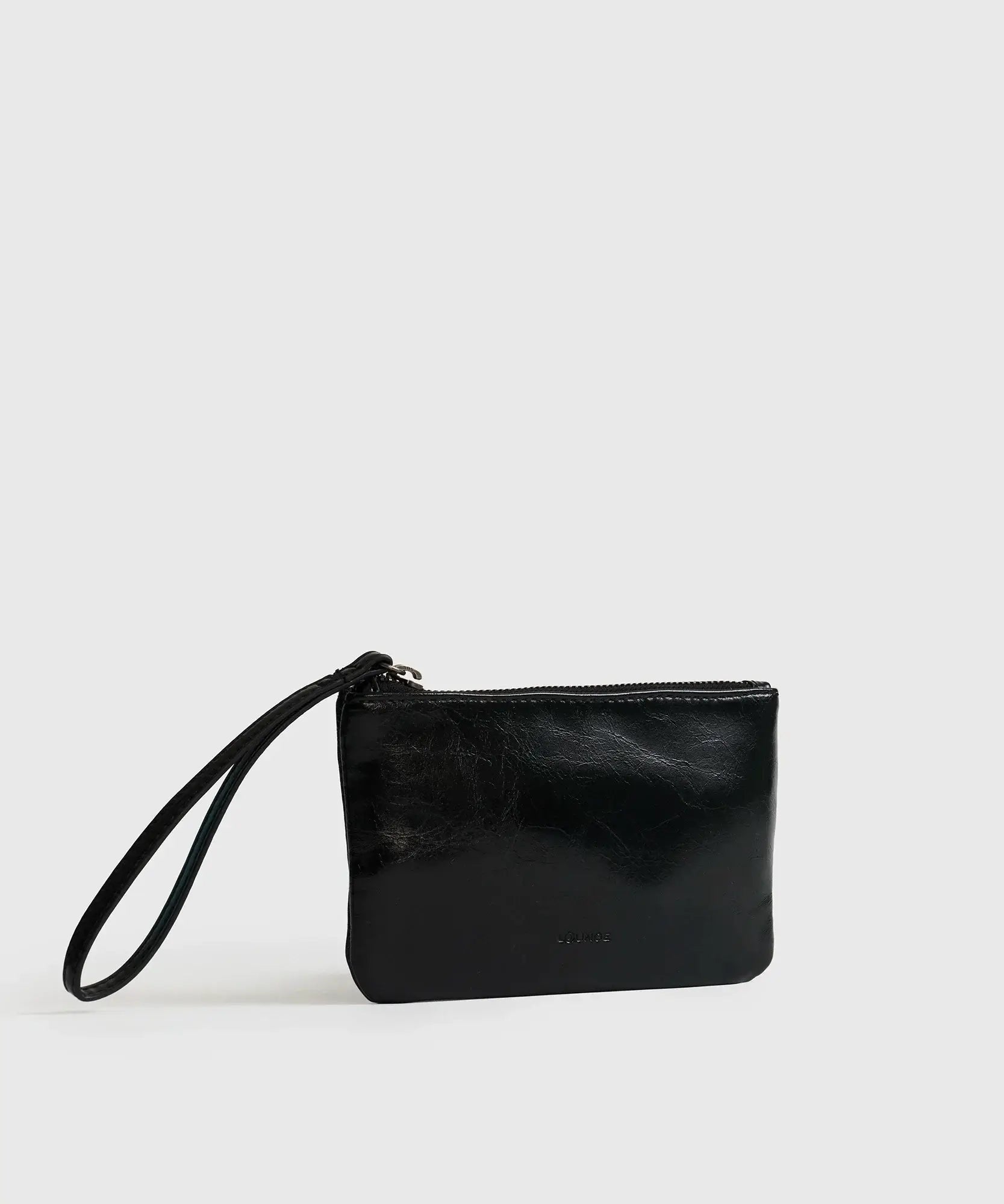 Billetera Tipo Estuche de Lounge, con cierre metálico y strap corto, ideal para llevar con elegancia y seguridad.
