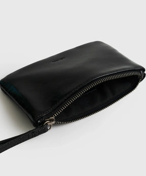 Billetera Tipo Estuche Lounge de color negro con cierre metálico y strap corto para mayor comodidad.
