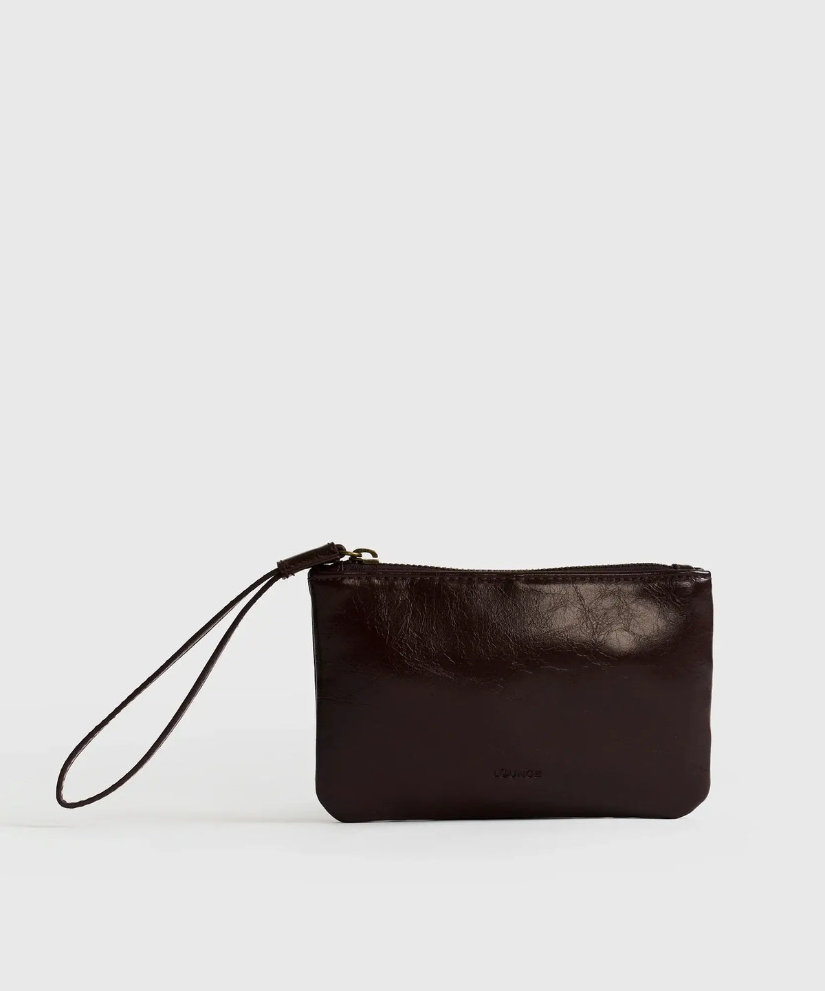Billetera Tipo Estuche de Lounge en color negro con cierre metálico y strap corto para mayor comodidad.