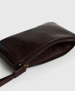Billetera Tipo Estuche de Lounge en color marrón, con diseño elegante y práctico, ideal para llevar tus objetos personales.
