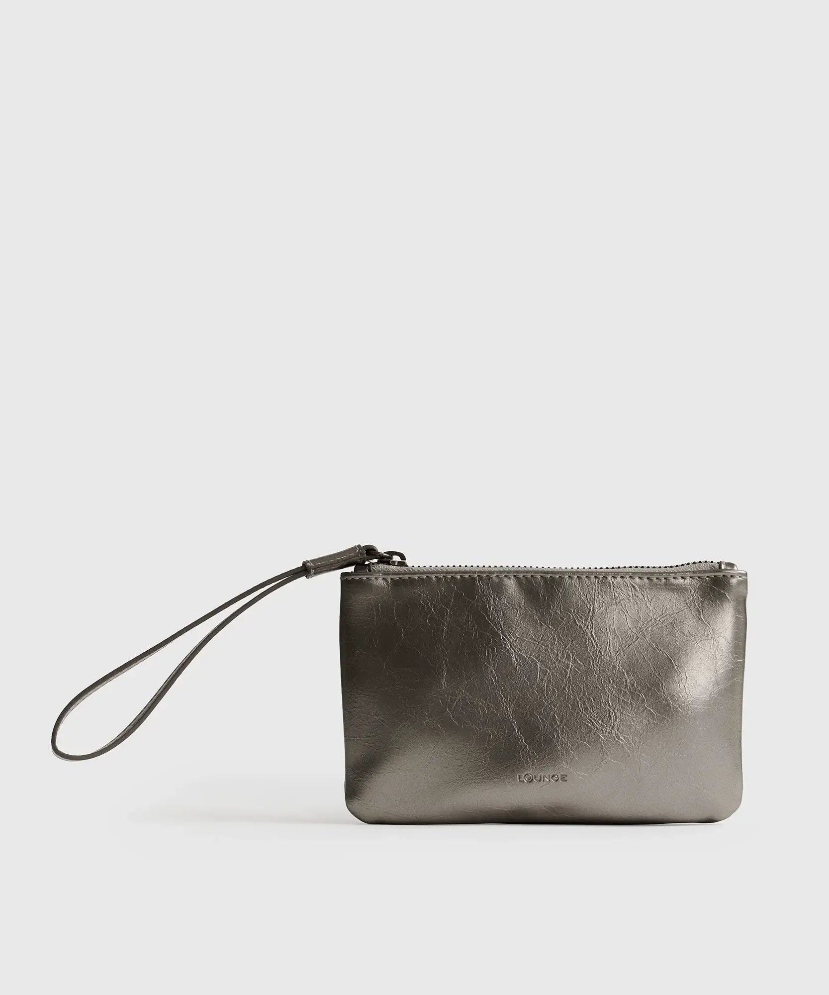 Billetera Tipo Estuche de Lounge en color plateado, elegante y práctica con cierre metálico y strap corto.