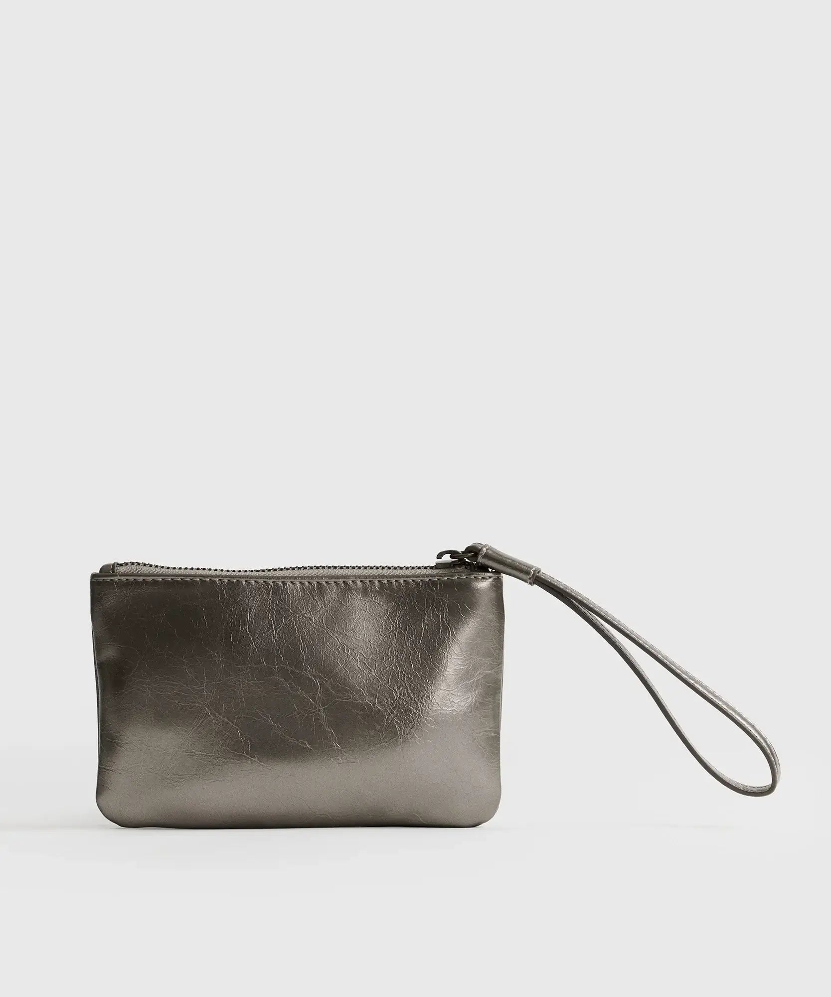 Billetera Tipo Estuche de Lounge en color gris metálico, con cierre y strap para fácil transporte.