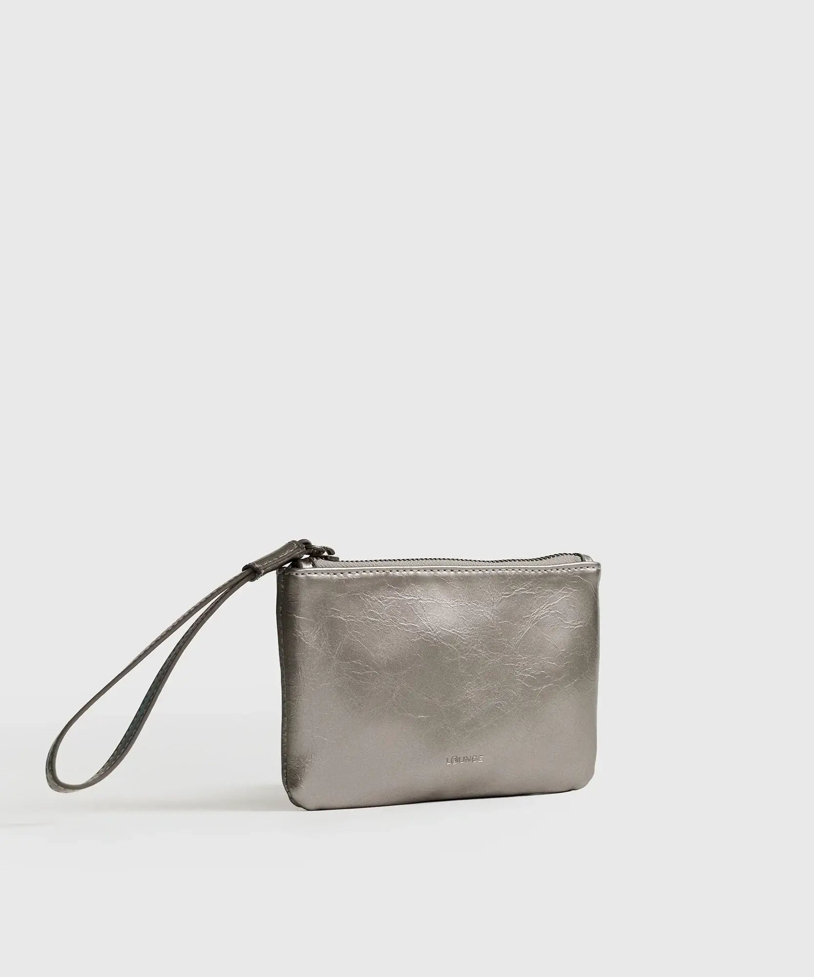 Billetera Tipo Estuche de Lounge en color gris metálico con cierre y strap corto para mayor comodidad.