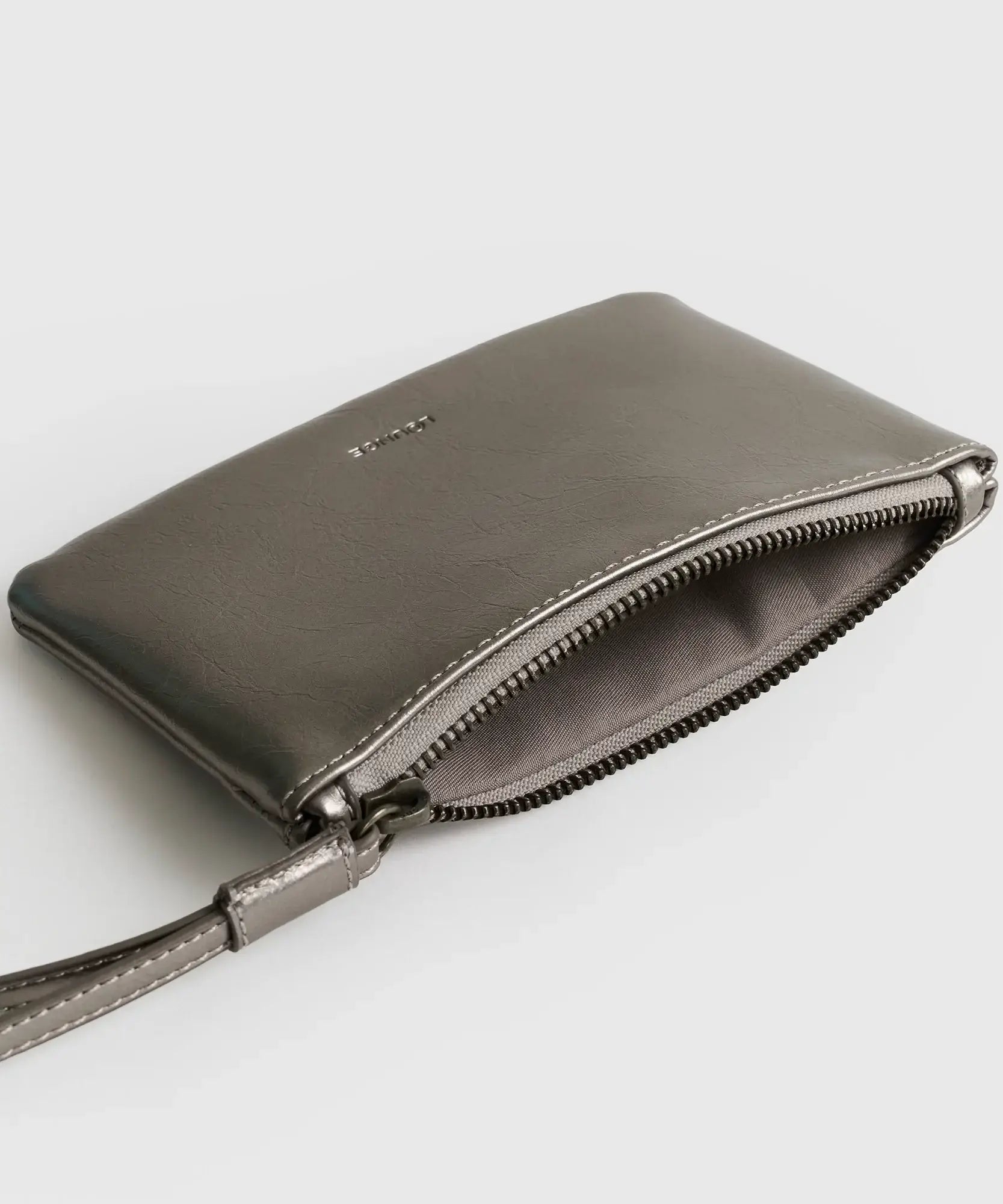 Billetera Tipo Estuche de Lounge en color metálico, con cierre y strap corto para mayor elegancia y comodidad.