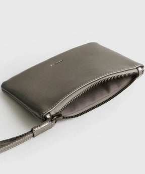 Billetera Tipo Estuche de Lounge en color metálico, con cierre y strap corto para mayor elegancia y comodidad.