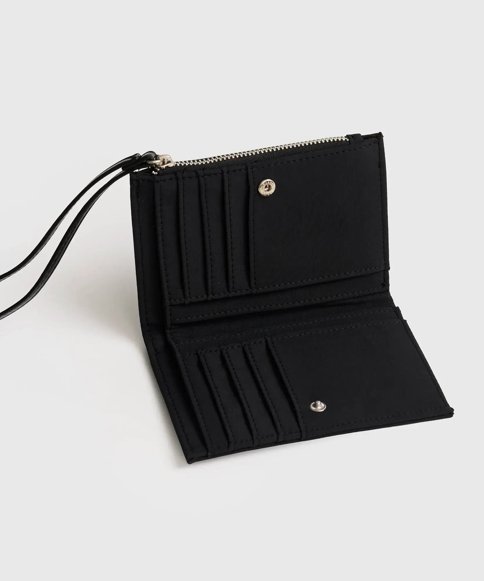Billetera Mediana Street de nylon negra con lanyard, 12 compartimientos de tarjetas, marca Lounge.