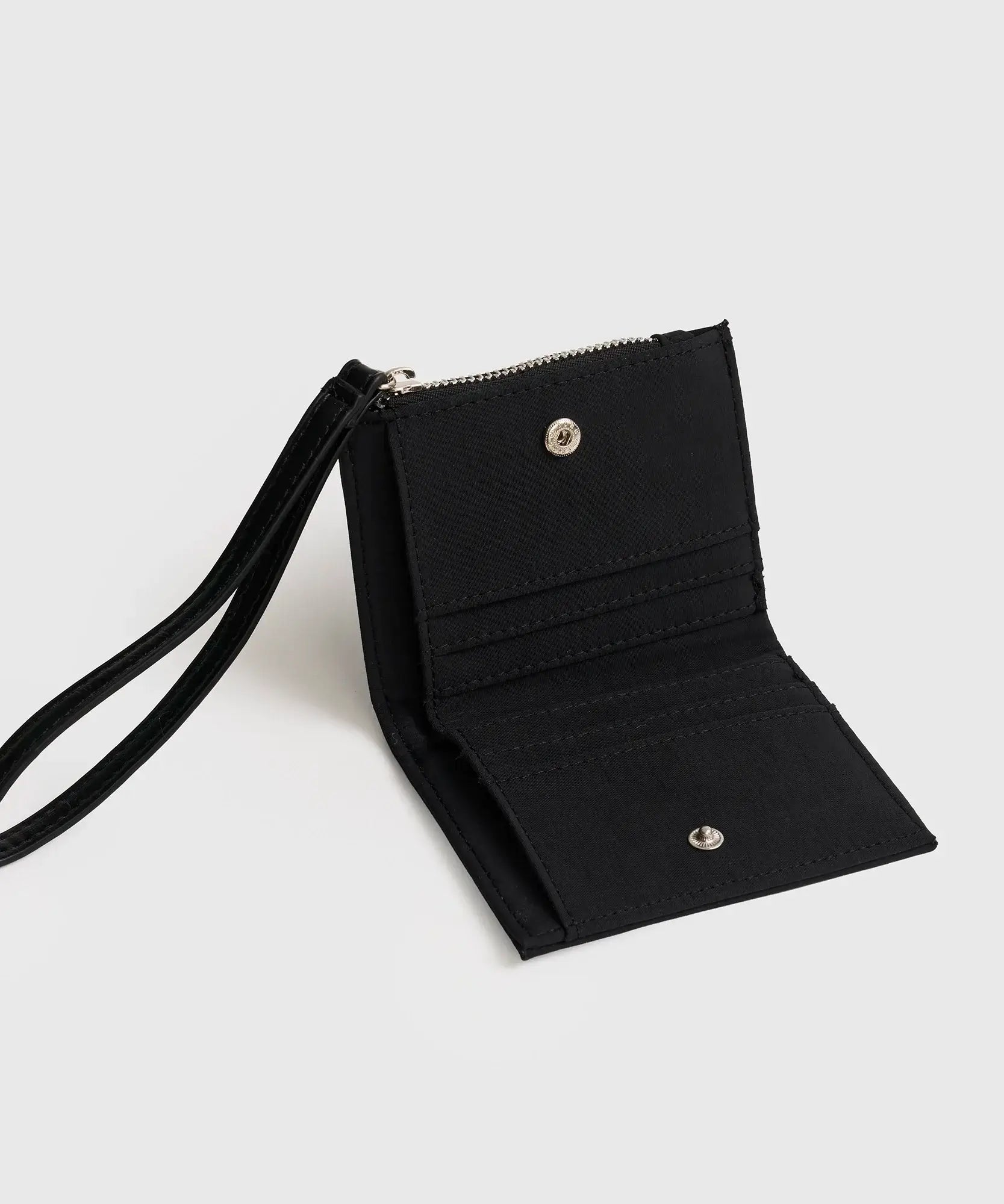 Billetera Pequeña Street de nylon negra con lanyard, seis compartimientos para tarjetas, marca Lounge.