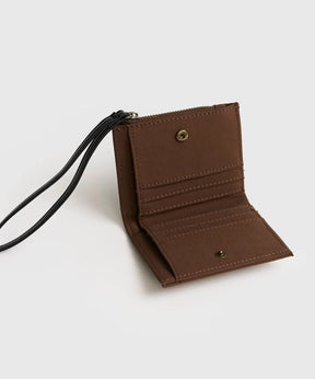 Billetera Pequeña Street Lounge, billetera de nylon con lanyard y compartimientos para tarjetas y monedas.