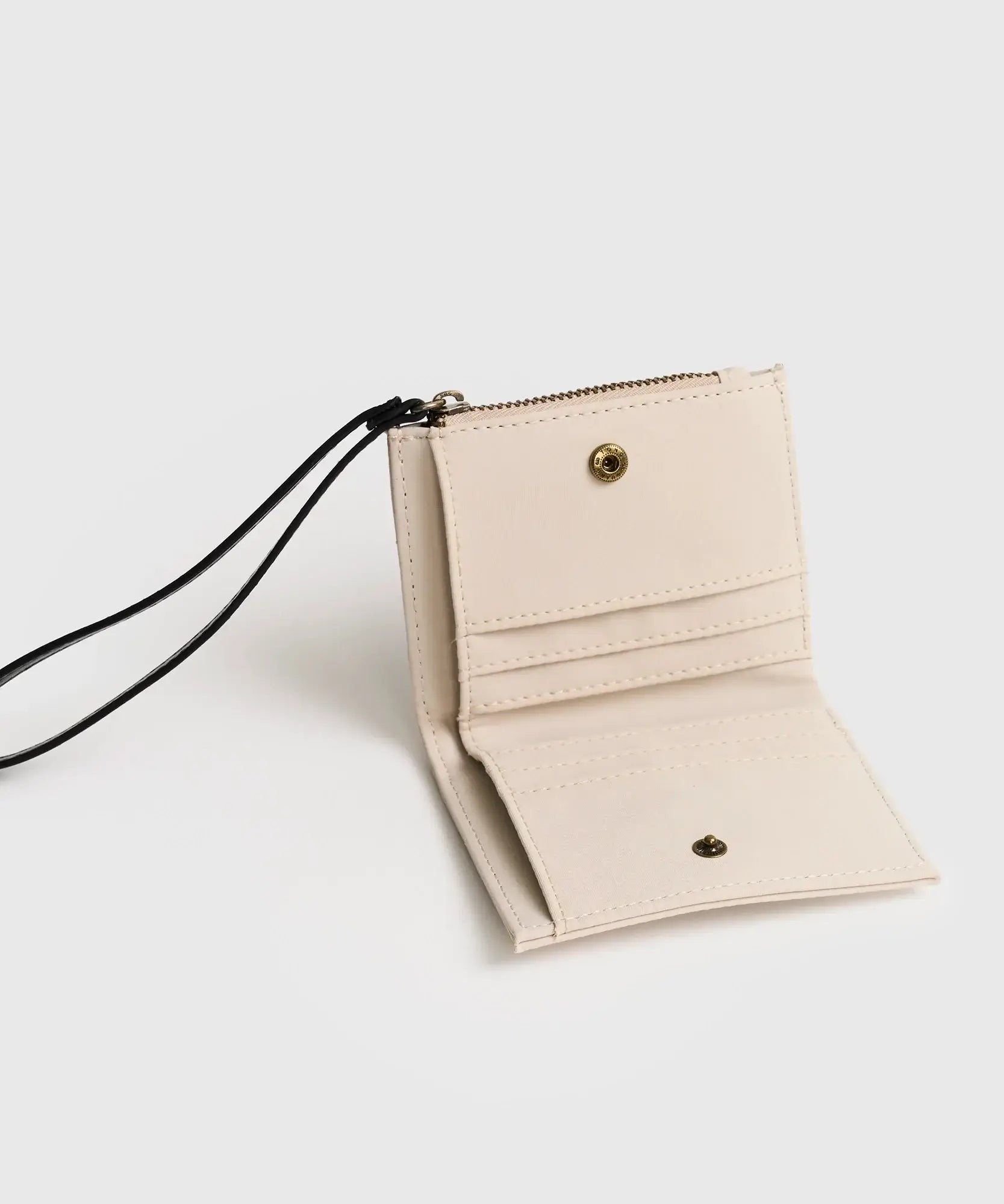 Billetera Pequeña Street de Lounge, nylon con lanyard y compartimientos para tarjeta, billetes y monedas.