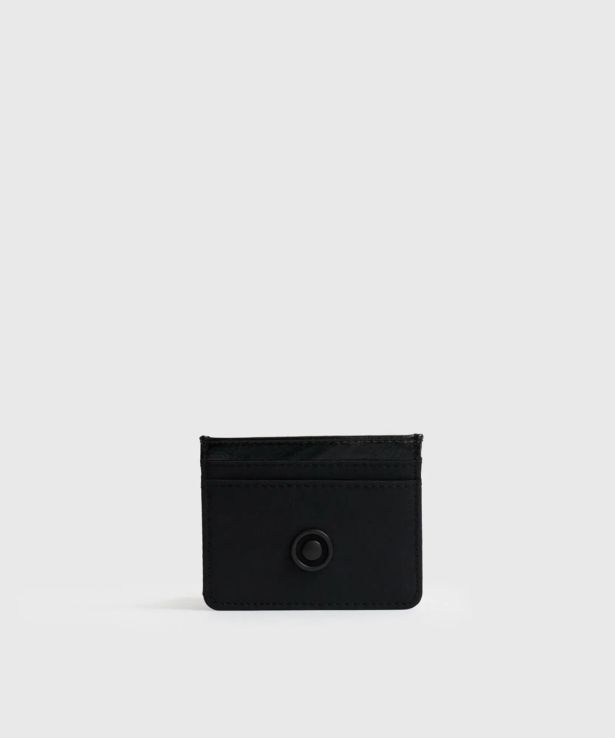 Tarjetero Básico negro de nylon Lounge con borde efecto cuero y ranuras para tarjetas.
