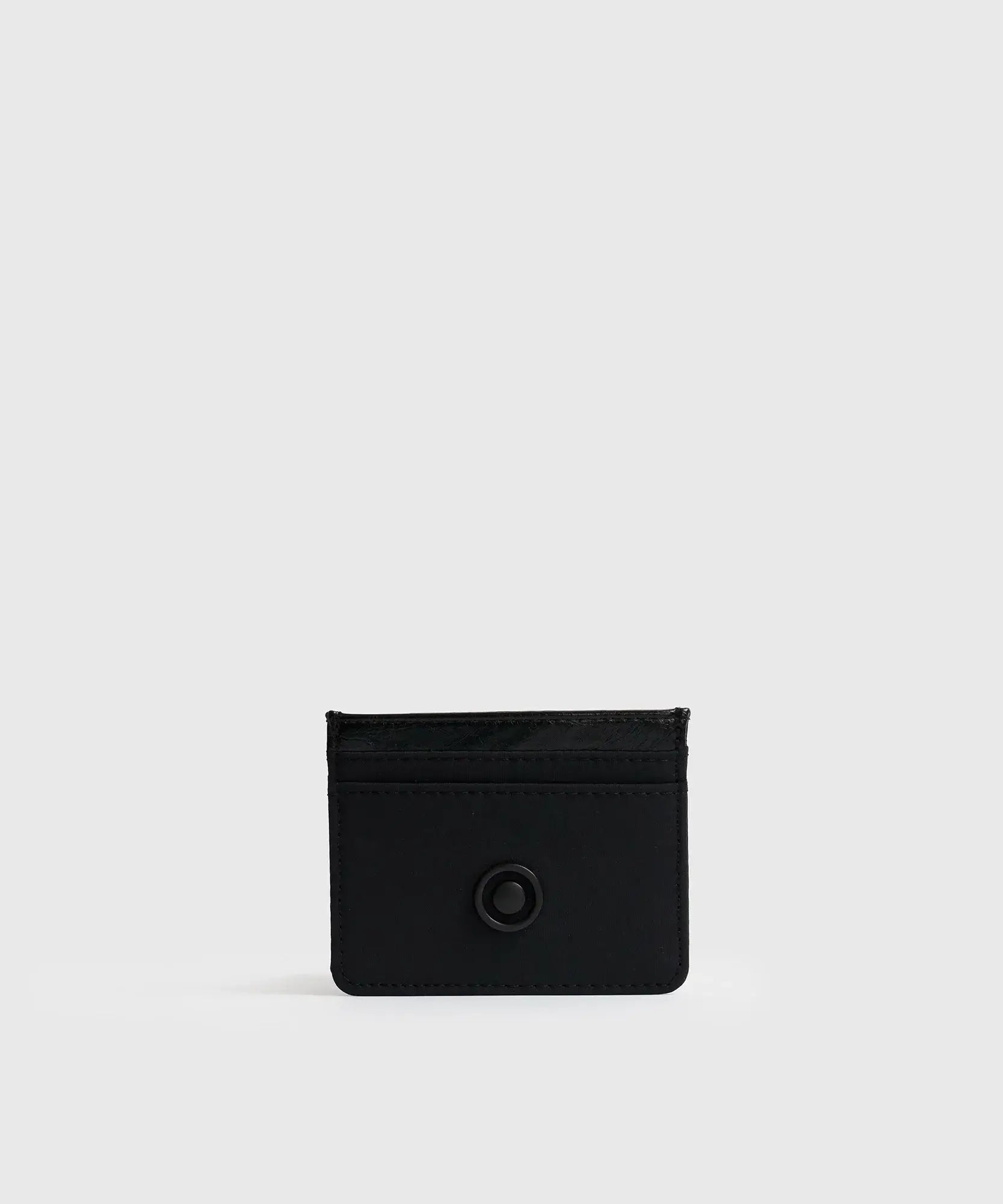 Tarjetero Básico negro de nylon Lounge con borde efecto cuero y ranuras para tarjetas.