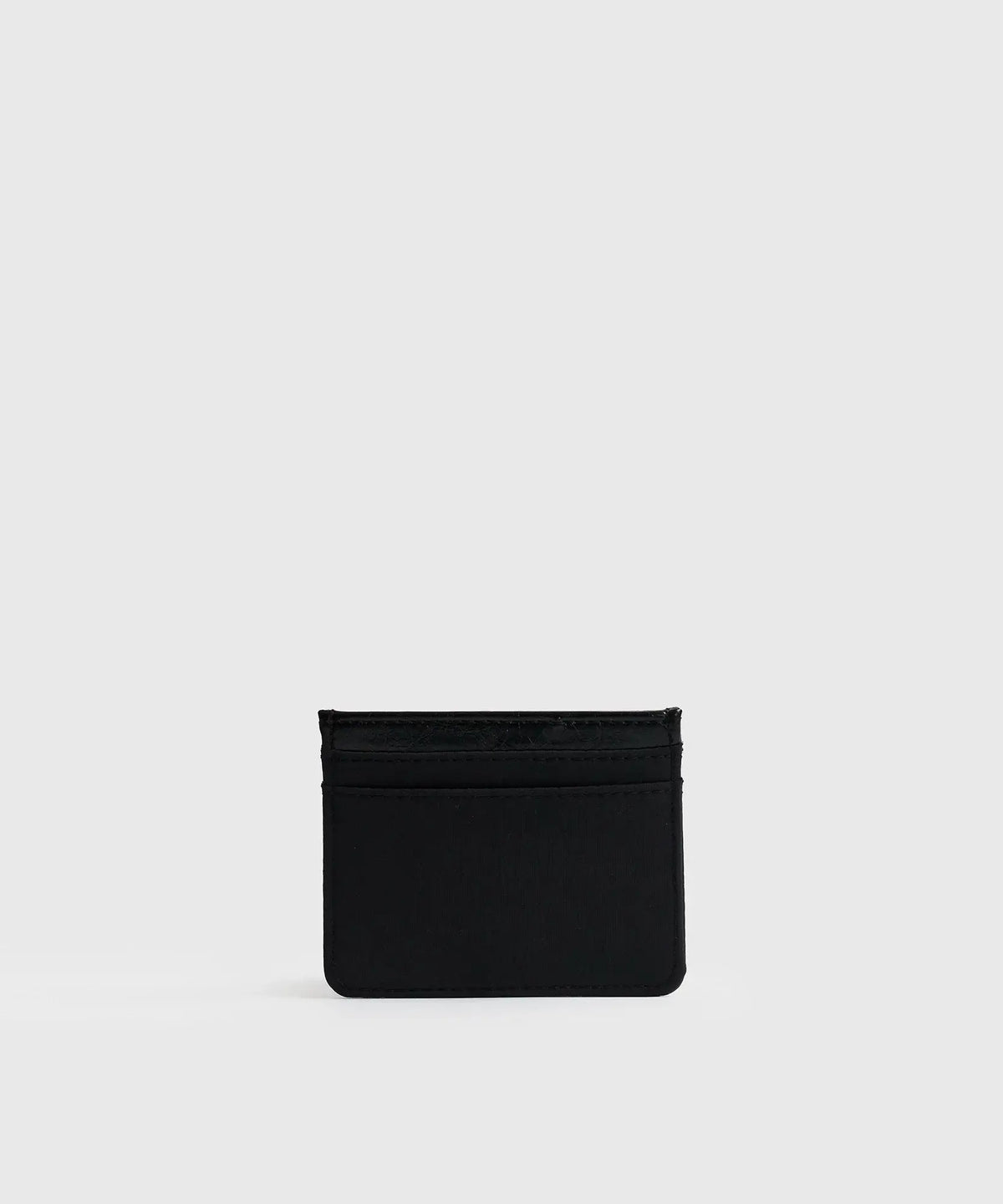 Tarjetero Básico de nylon negro con compartimientos para tarjetas de la marca Lounge.