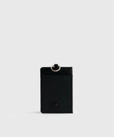 Tarjetero Alargado Street de Lounge, de nylon negro con borde efecto cuero y argolla, seis compartimientos para tarjetas.