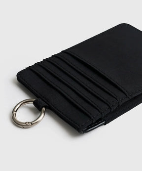 Tarjetero Alargado Street de Lounge, nylon negro con argolla y compartimientos para tarjetas.