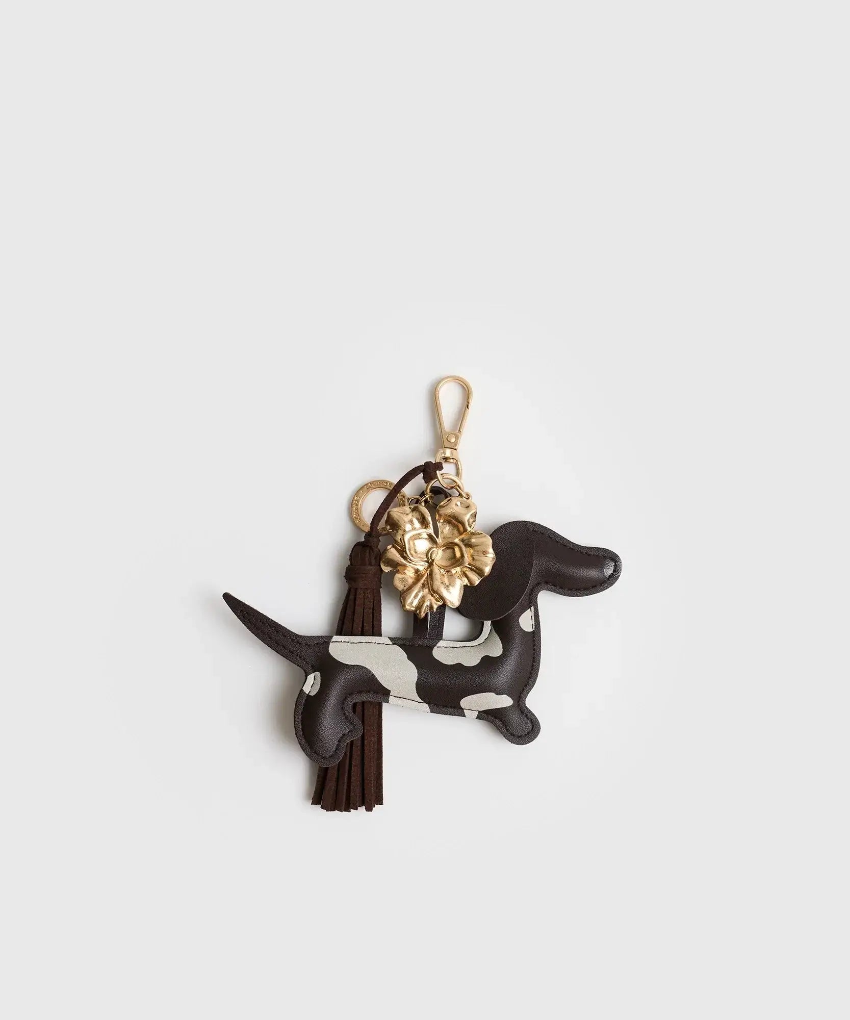 Llavero Perro Salchicha de Lounge con charm, flor dorada y tassel, diseño adorable y divertido.