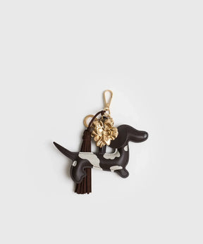 Llavero Perro Salchicha de Lounge con charm, flor dorada y tassel, diseño adorable y divertido.
