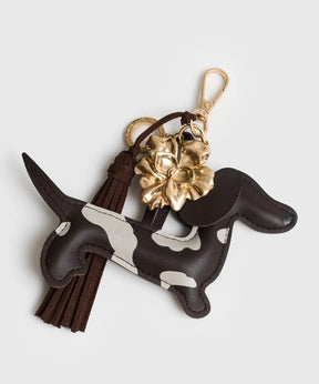 Llavero Perro Salchicha de Lounge con charm de flor dorada y tassel.