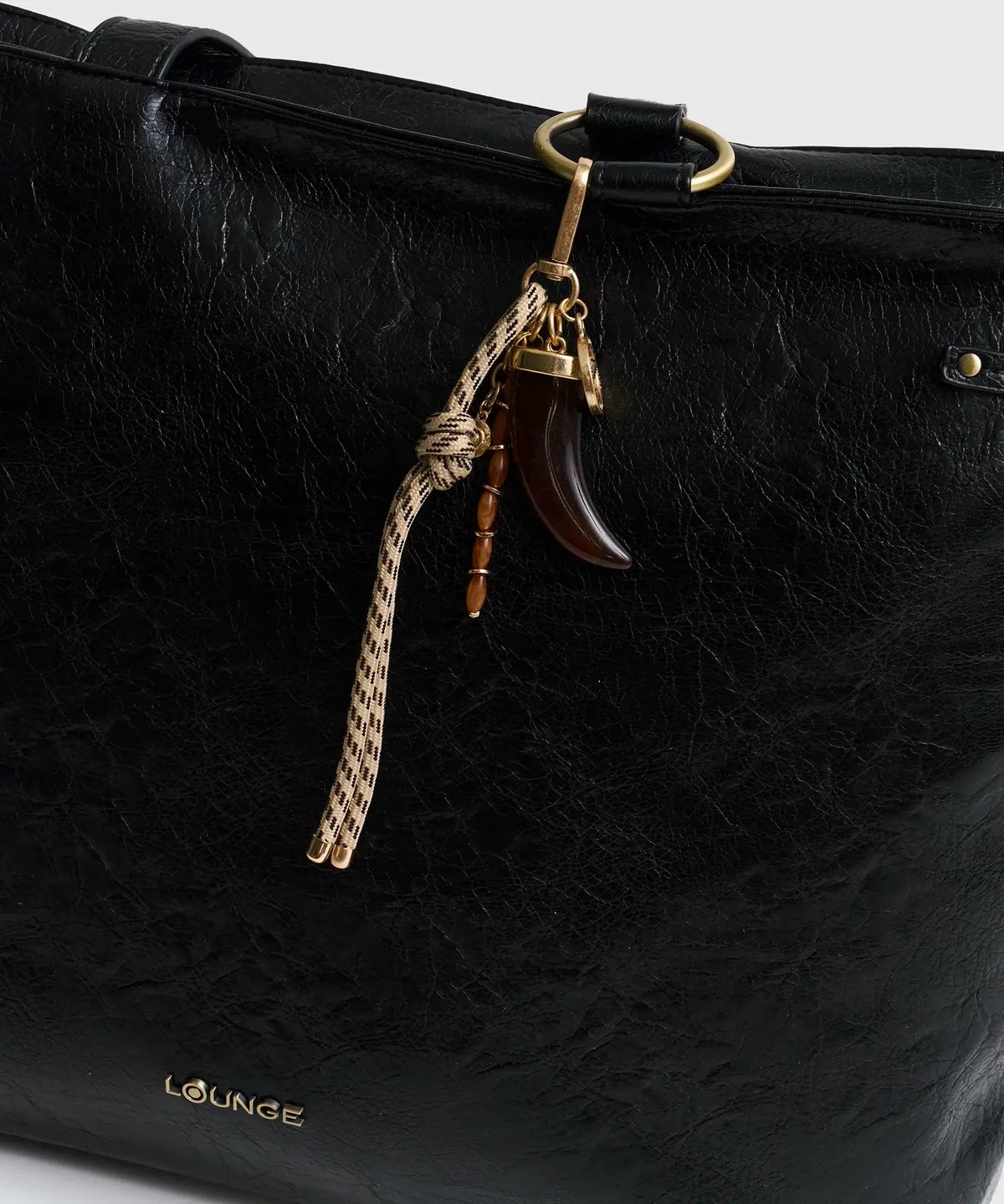 Llavero Mostacillas de Lounge con cuerda, charm de colmillo y mostacillas, ideal para accesorios de moda.