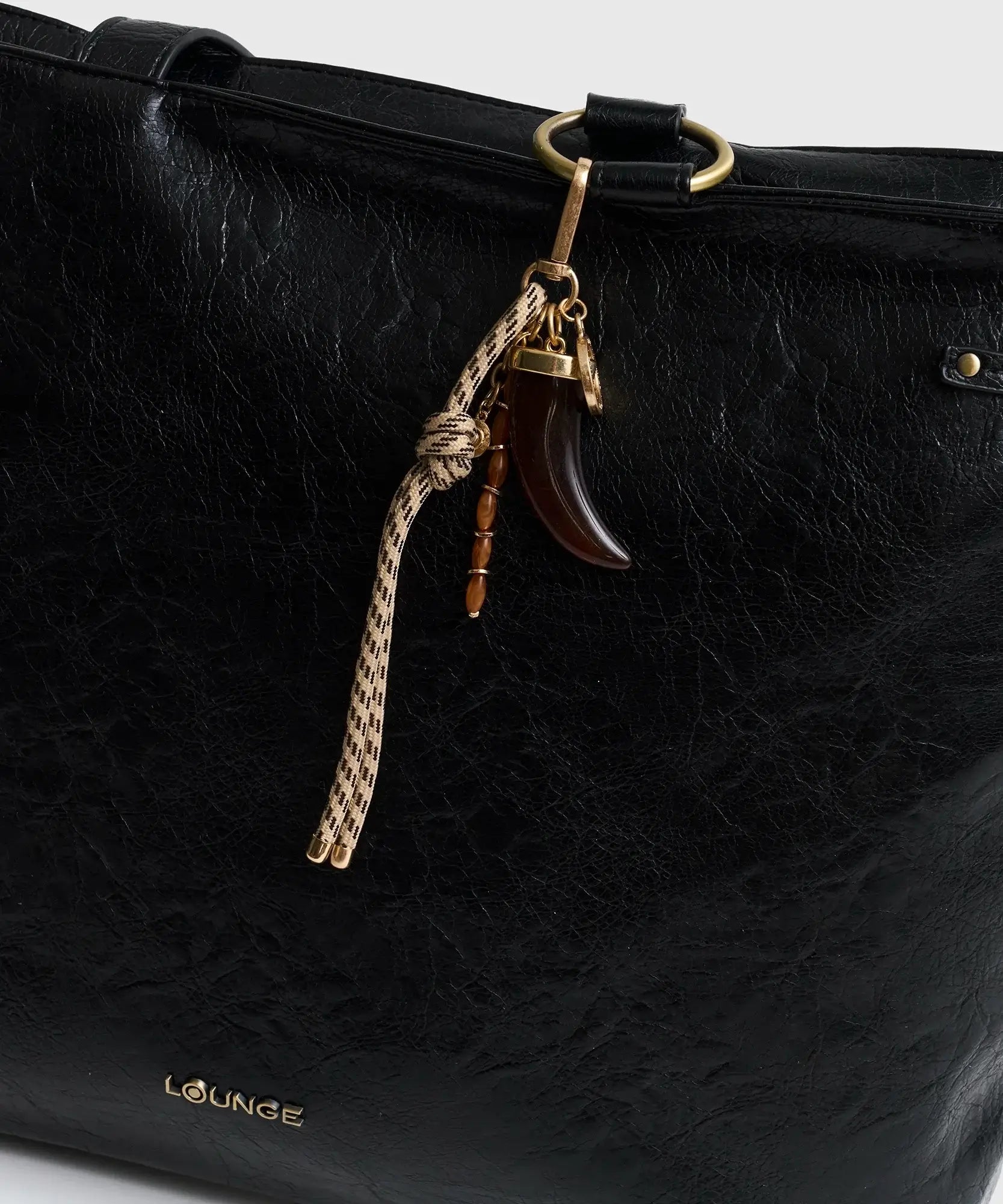 Llavero Mostacillas de Lounge con cuerda, charm de colmillo y mostacillas, ideal para accesorios de moda.