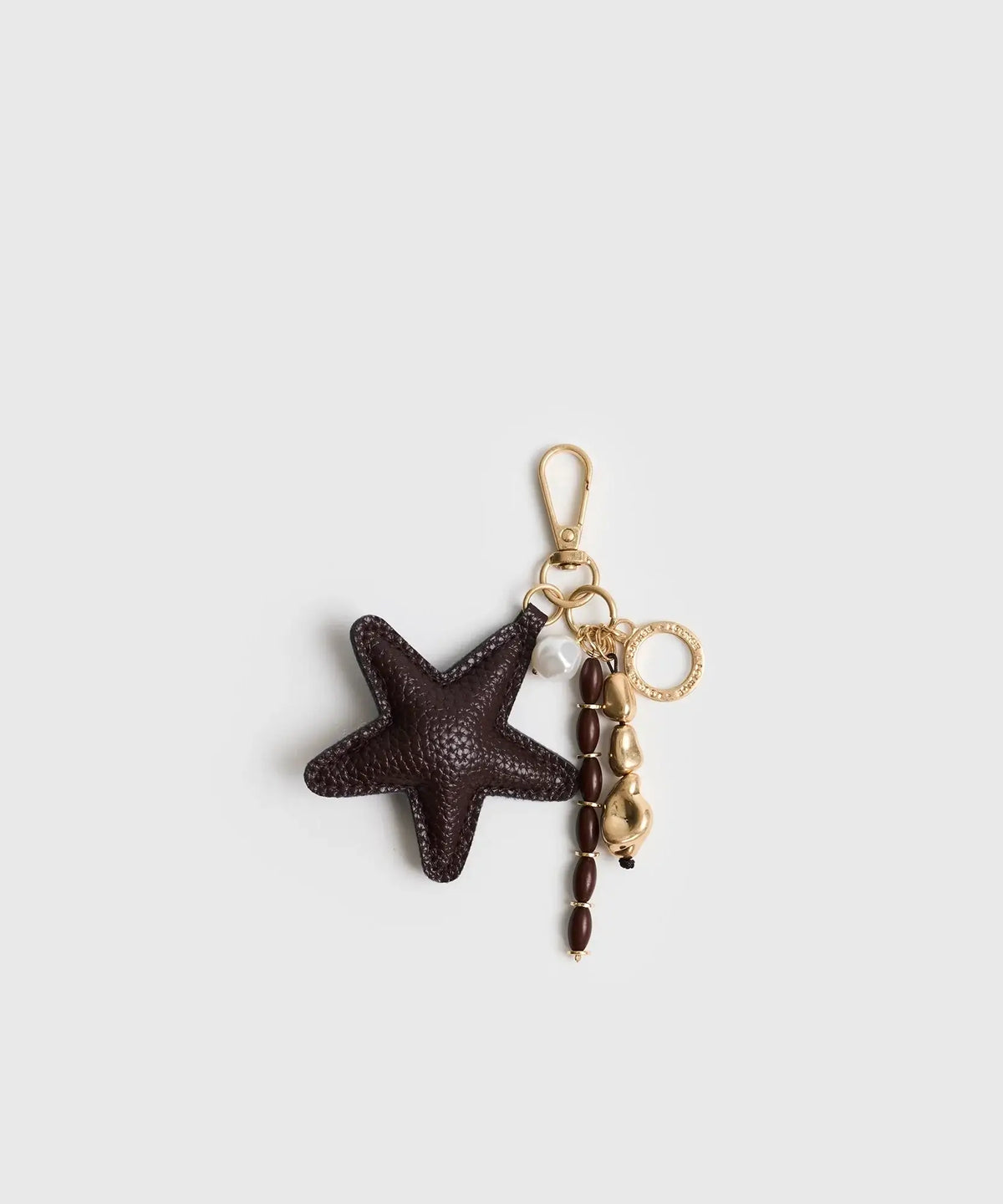 Llavero Estrella de Lounge con charm de estrella y mostacillas, diseño elegante y moderno.