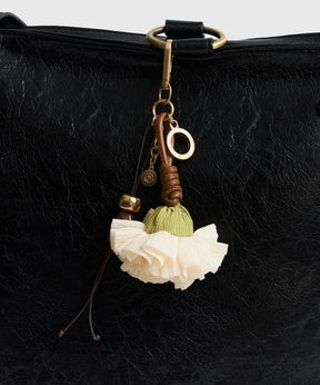Llavero Flor de Lounge con flor blanca, detalles en piedras, y diseño elegante para tu bolso.