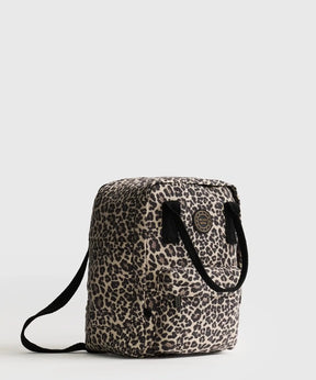 Mochila Canvas Lounge con diseño de leopardo, ideal para llevar tus pertenencias organizadas y seguras.
