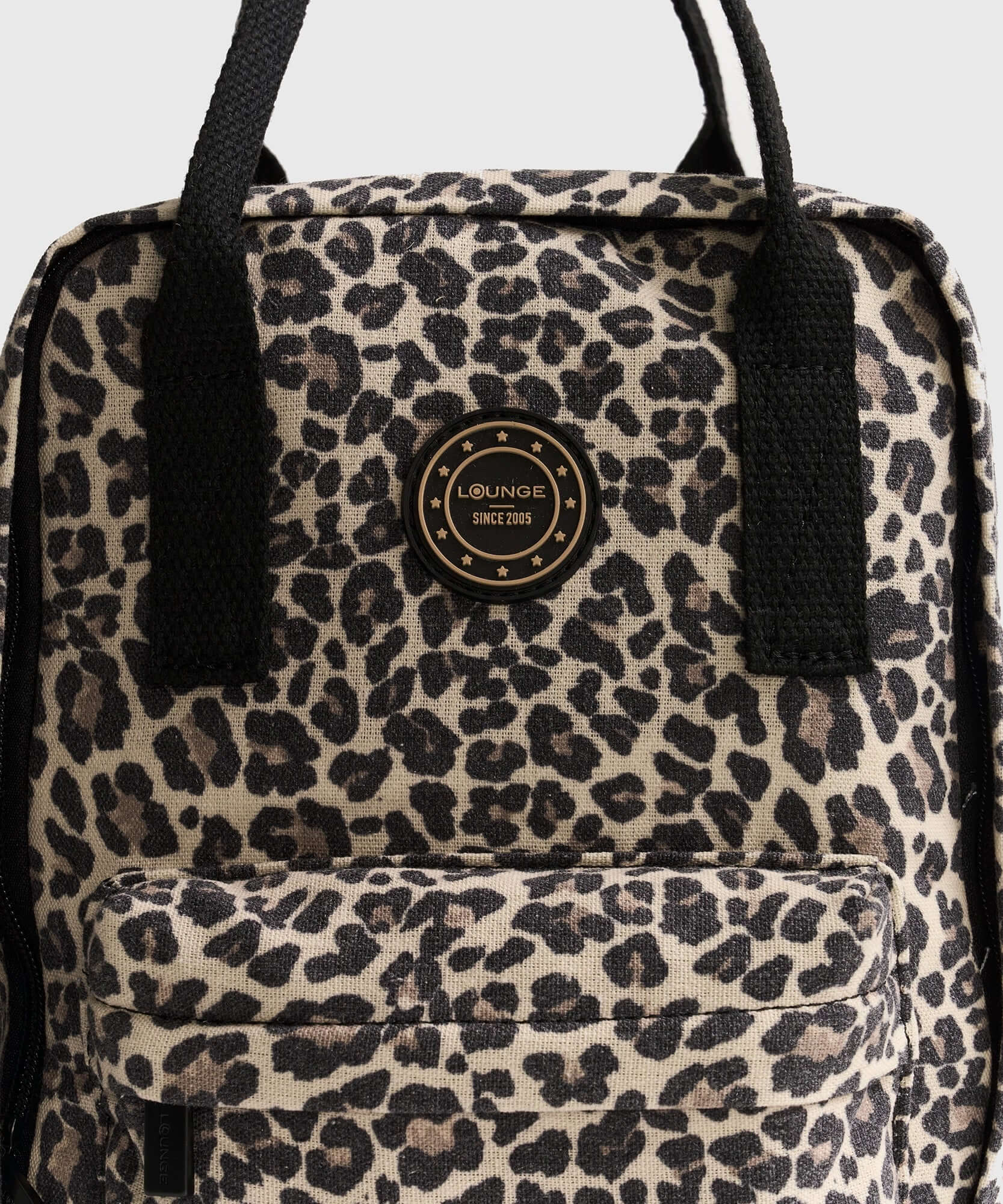Mochila Canvas de Lounge con diseño de leopardo y bolsillo frontal, perfecta para organizar tus pertenencias.