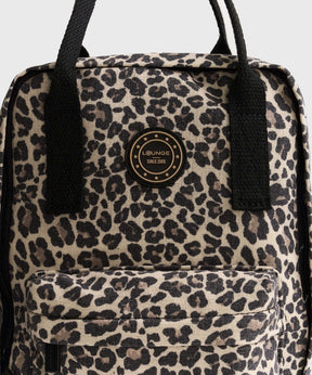 Mochila Canvas de Lounge con diseño de leopardo y bolsillo frontal, perfecta para organizar tus pertenencias.