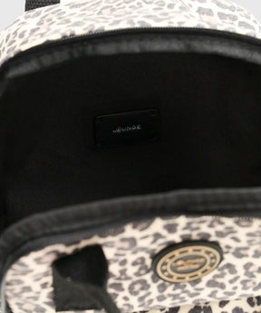 Interior de mochila Canvas de la marca Lounge, muestra el bolsillo principal con etiqueta Lounge.