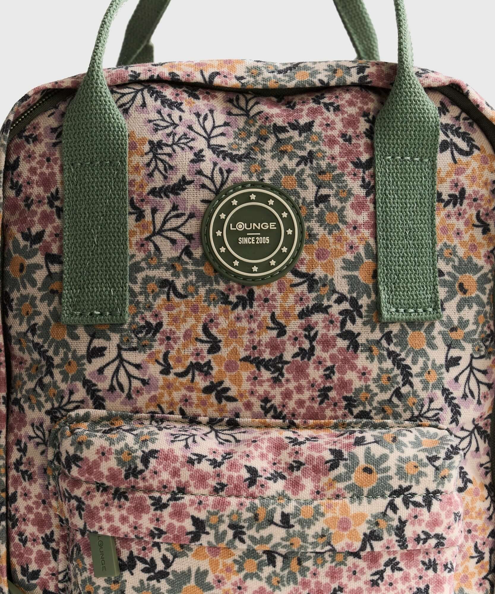 Mochila Canvas de Lounge con diseño floral y bolsillos para organización y comodidad.