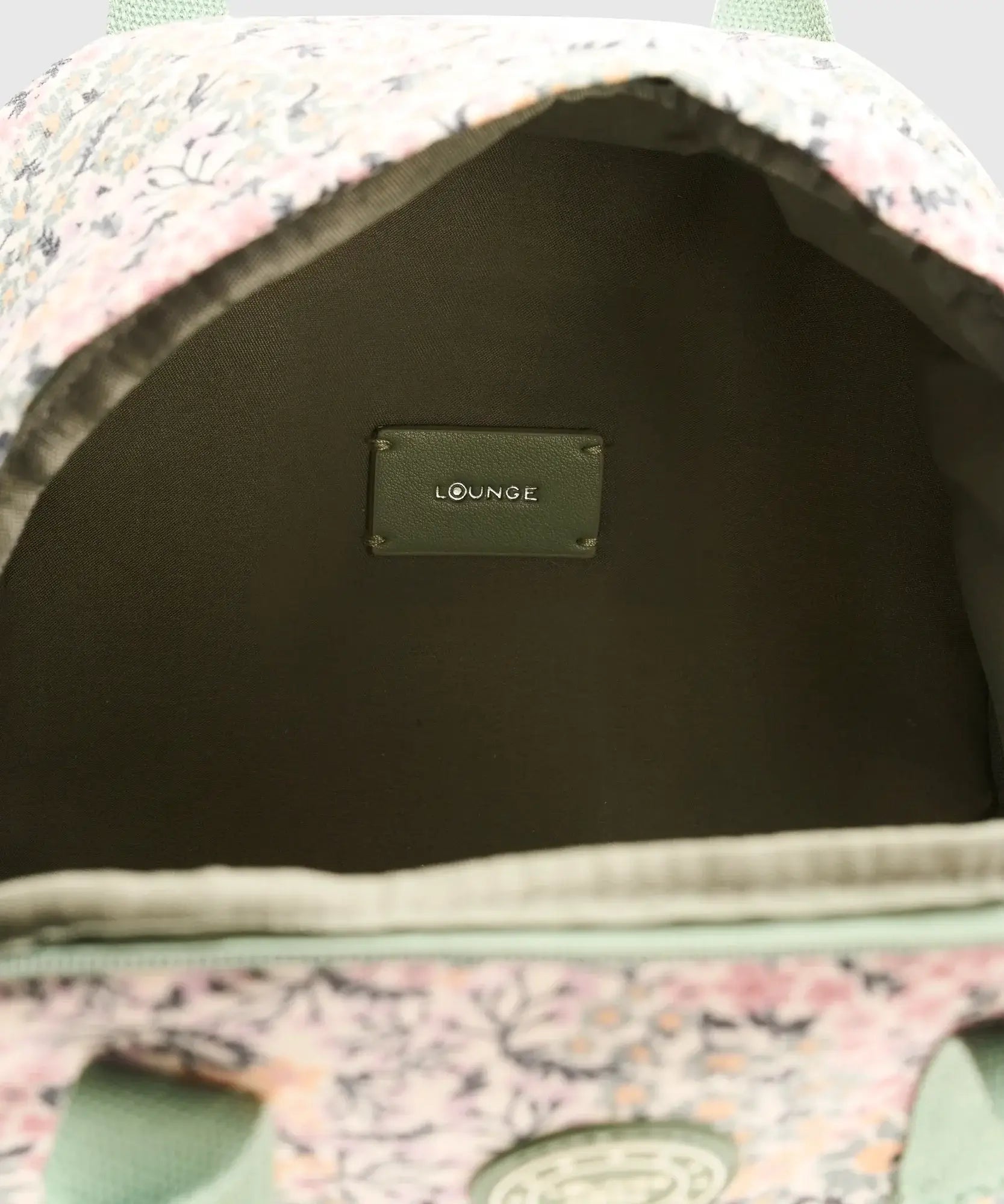 Interior view of Mochila Canvas by Lounge showing brand label and spacious design.