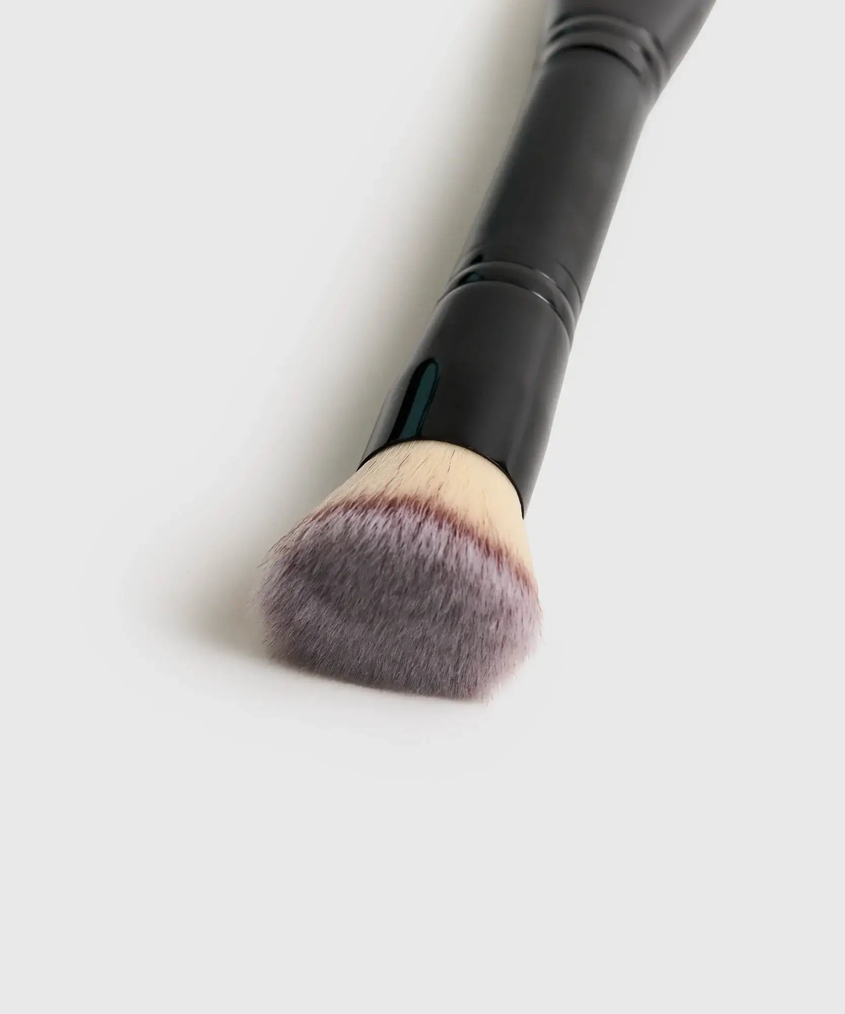Brocha De Rostro Doble Lado con extremo para aplicar base y difuminar contorno, adecuada para maquillaje preciso.