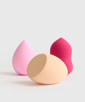 Set Esponjas De Maquillaje Distintas Formas de Lounge, incluye 3 esponjas en diferentes formas y colores.