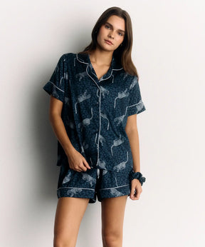 Set Pijama Satinado Tigres azul de Lounge, incluye camisa de manga corta y short con tigres y colet a juego.
