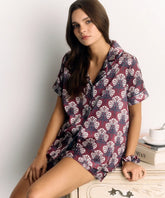 Set Pijama Satinado Boho en color burdeos de Lounge, con diseño boho y camisa de manga corta.