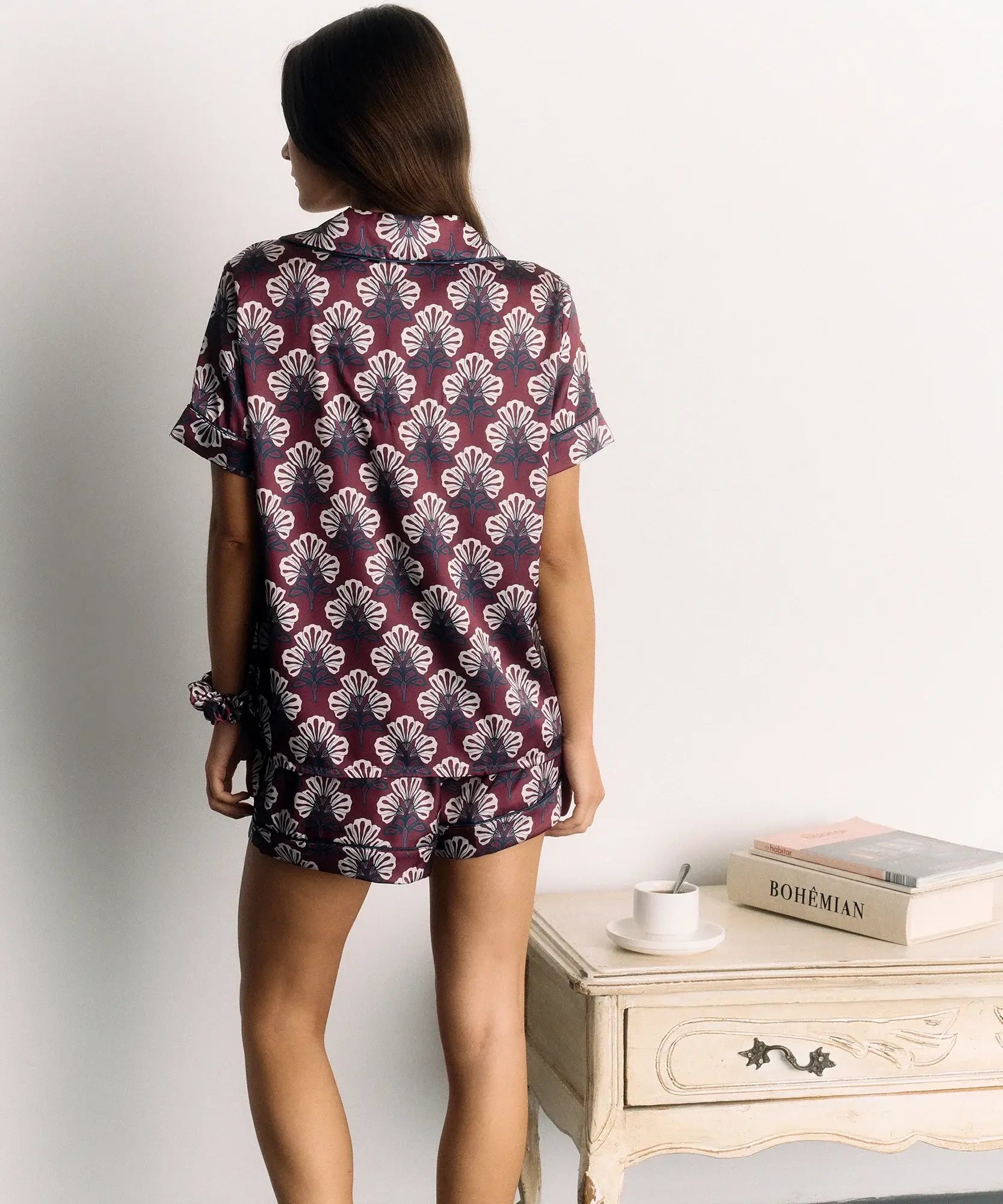 Set Pijama Satinado Boho de Lounge, pijama camisero satinado con diseño boho y short elástico, visto desde atrás.