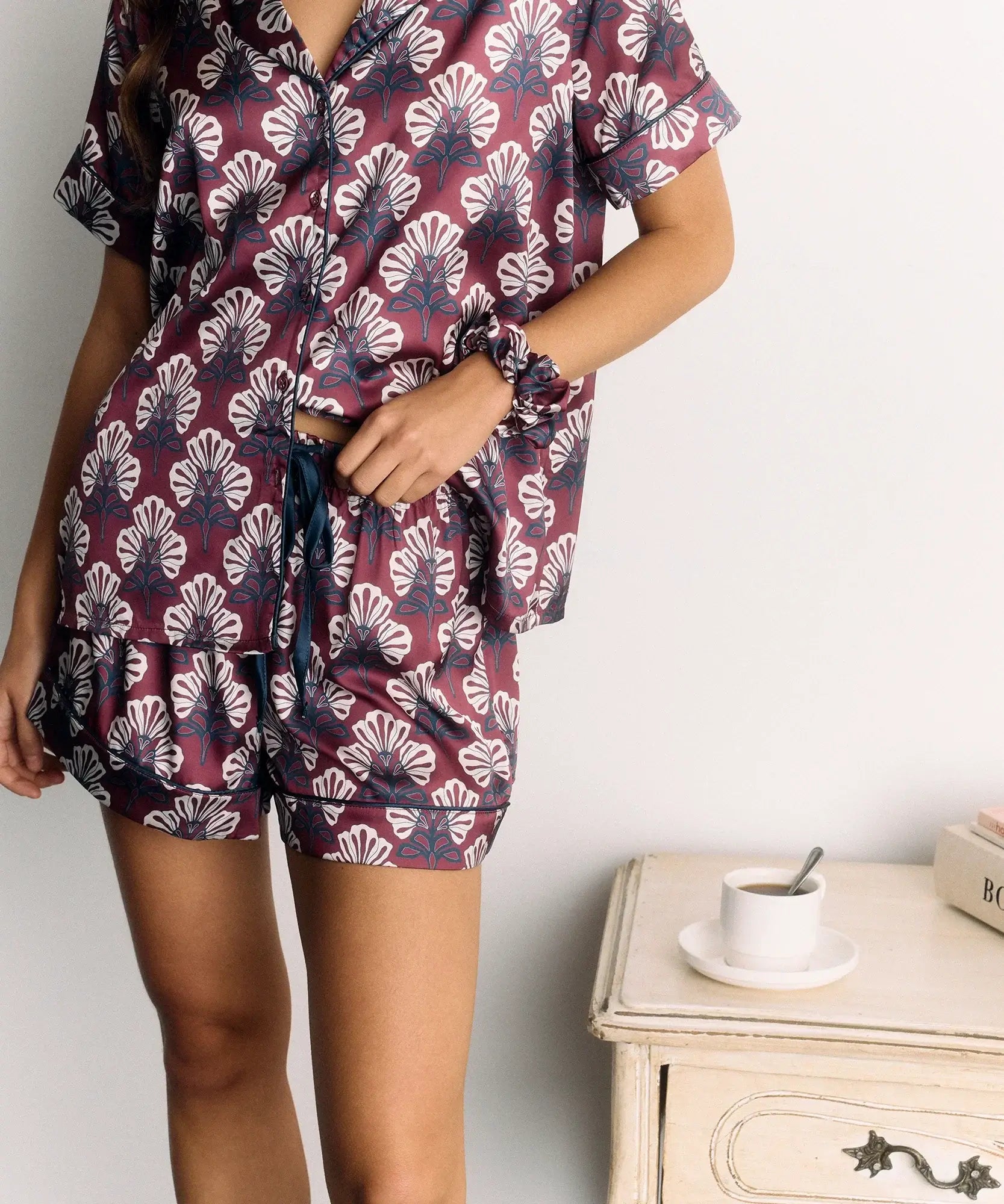 Set Pijama Satinado Boho de Lounge, pijama camisero satinado con diseño boho y short cómodo.