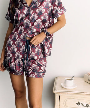 Set Pijama Satinado Boho de Lounge, pijama camisero satinado con diseño boho y short cómodo.