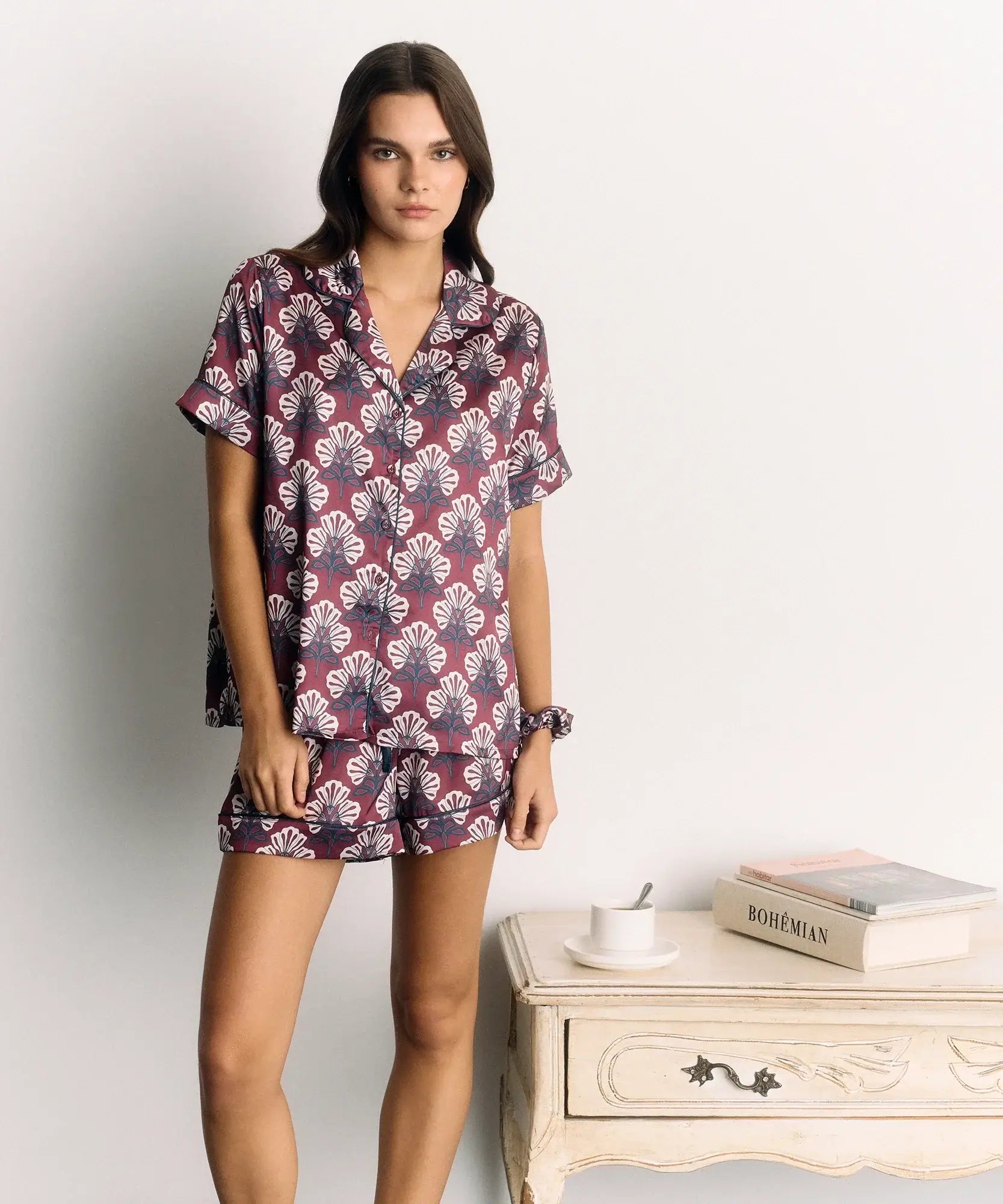 Set Pijama Satinado Boho de Lounge, con camisa de manga corta y short, diseño boho elegante y cómodo.