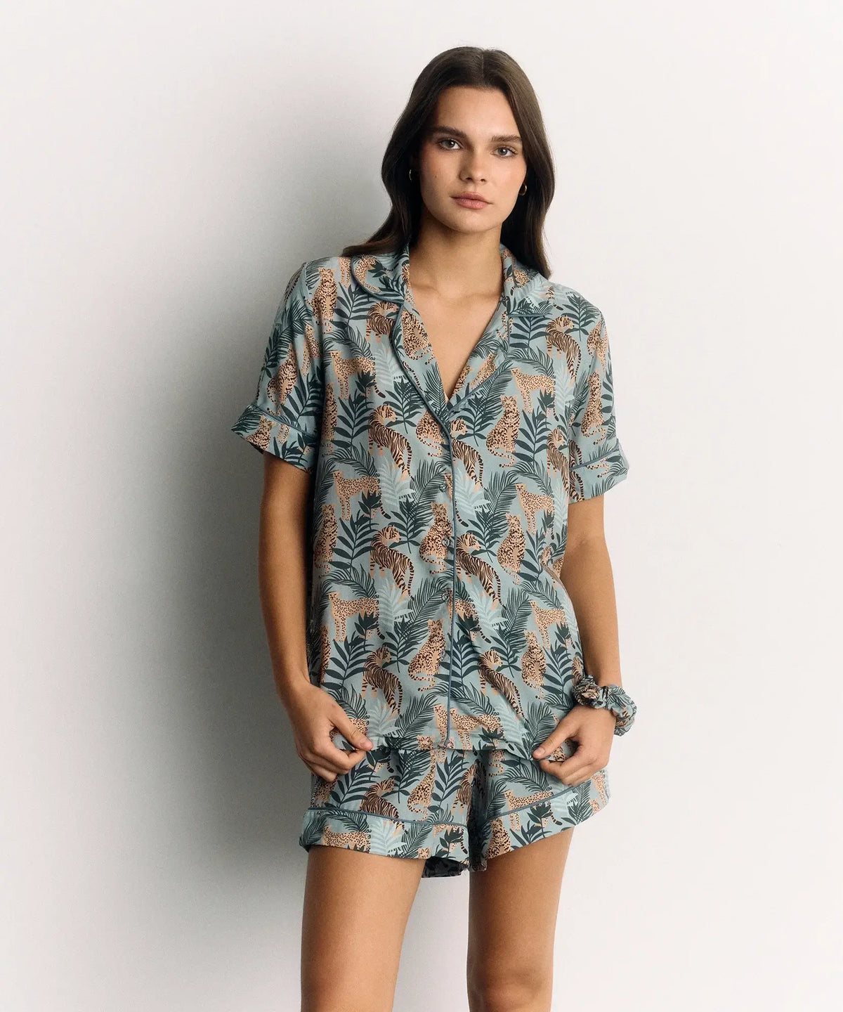 Set Pijama Tigres de Lounge, pijama camisero en verde con diseño de tigres y short, ajuste cómodo y elegante.