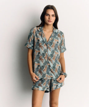 Set Pijama Tigres de Lounge, pijama camisero en verde con diseño de tigres y short, ajuste cómodo y elegante.