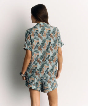 Set Pijama Tigres de Lounge, conjunto de pijama camisero con diseño de tigres y short con cintura elástica.