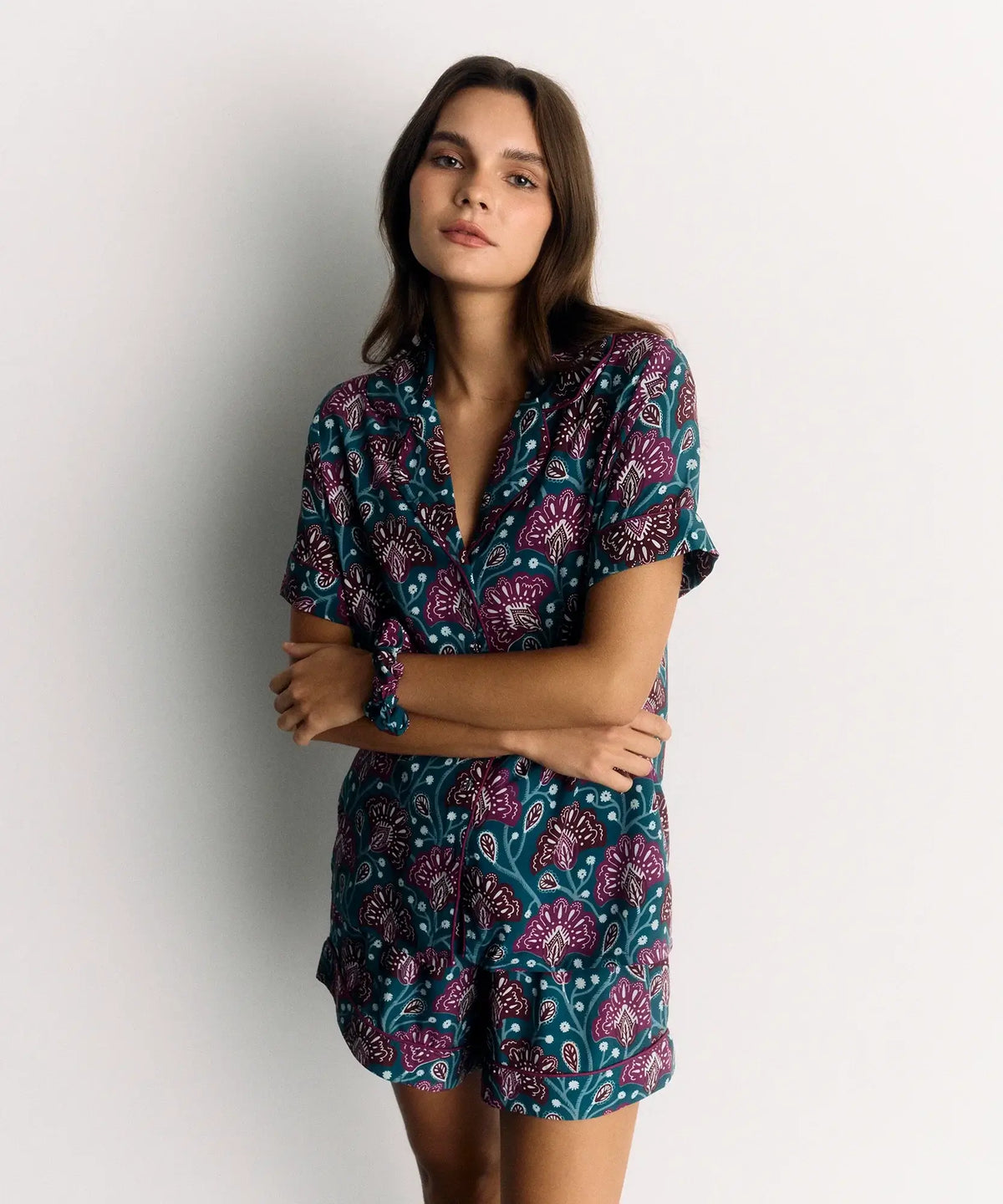 Set Pijama Flores de Lounge en color calipso, diseño de flores con camisa de manga corta y short elástico.