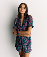 Set Pijama Flores de Lounge en color calipso, diseño de flores con camisa de manga corta y short elástico.