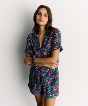 Set Pijama Flores de Lounge en color calipso, diseño de flores con camisa de manga corta y short elástico.